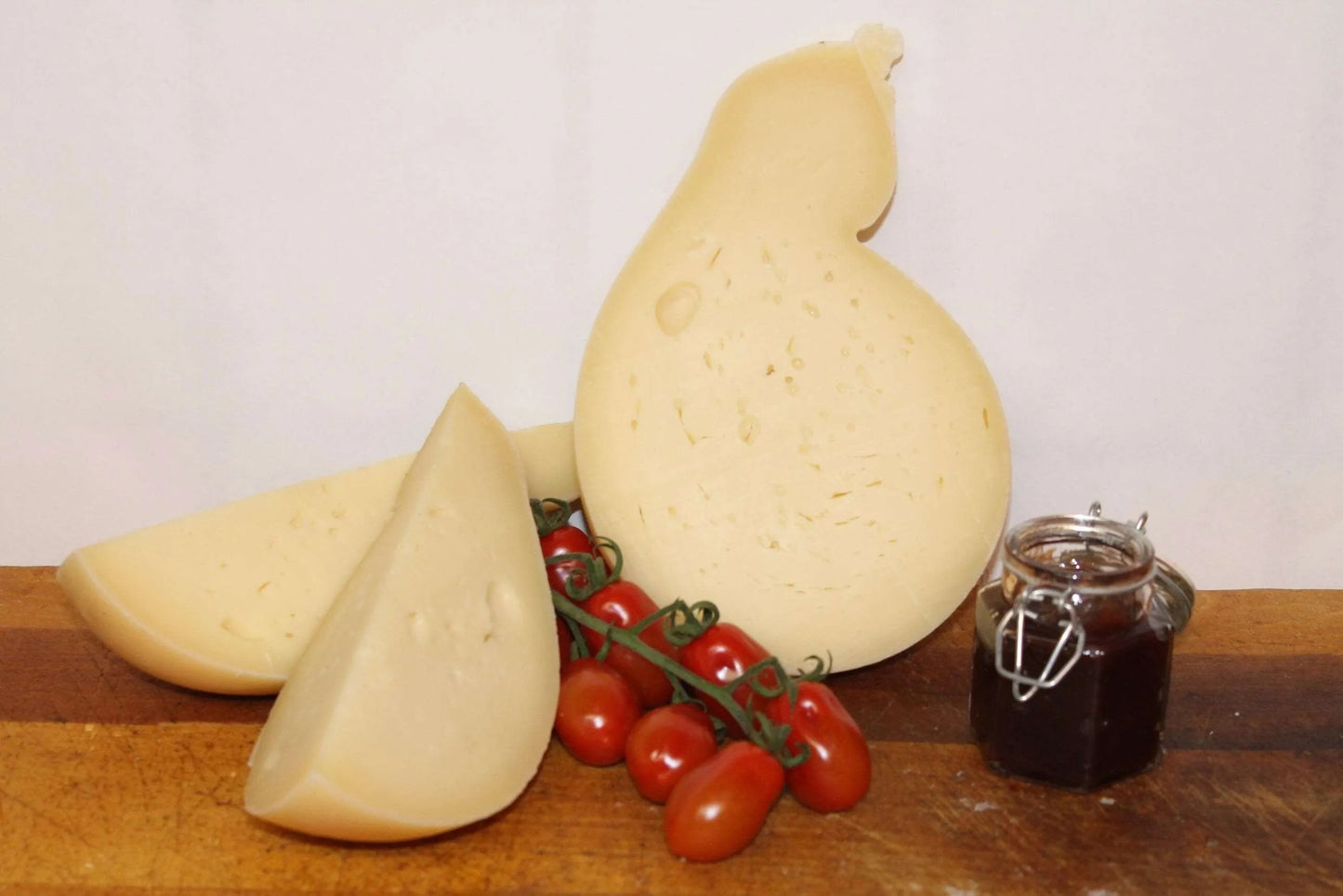 Il caciocavallo è un formaggio stagionato a pasta filata tipico dell’Italia meridionale. Prodotto con latte di vacca con l’aggiunta di solo caglio, fermenti lattici e sale, si conserva appeso a cavallo (da cui il nome) di una trave per l’essiccazione e si presenta, conseguentemente, sagomato in guisa di numero 8 con due corpi tondeggianti uniti da una strozzatura nel punto dove è legato. Ingredienti: Latte, caglio, sale.